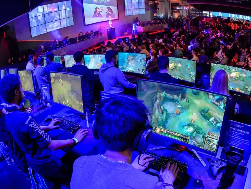 Crowd watching several players gaming